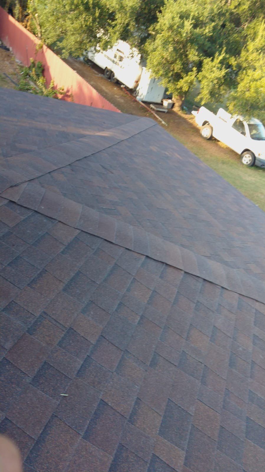 Instalación de shingle nueva en techo residencial