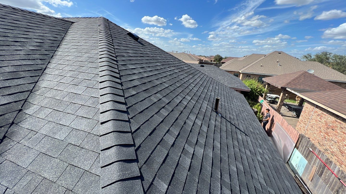 Techo de shingle terminado, proyecto real de Elite Golden Construction